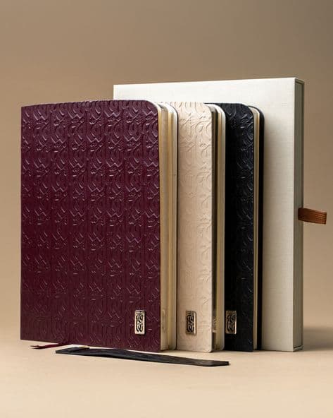 Colección premium con relieve en burdeos, crema y negro