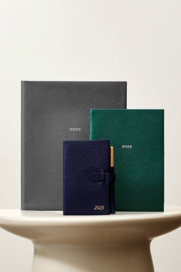 Agendas 2025 textura Saffiano en gris, verde y azul marino