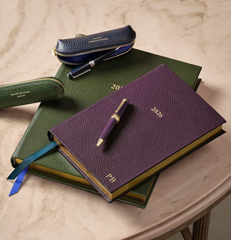 Libretas piel granulada morada y verde con pluma dorada