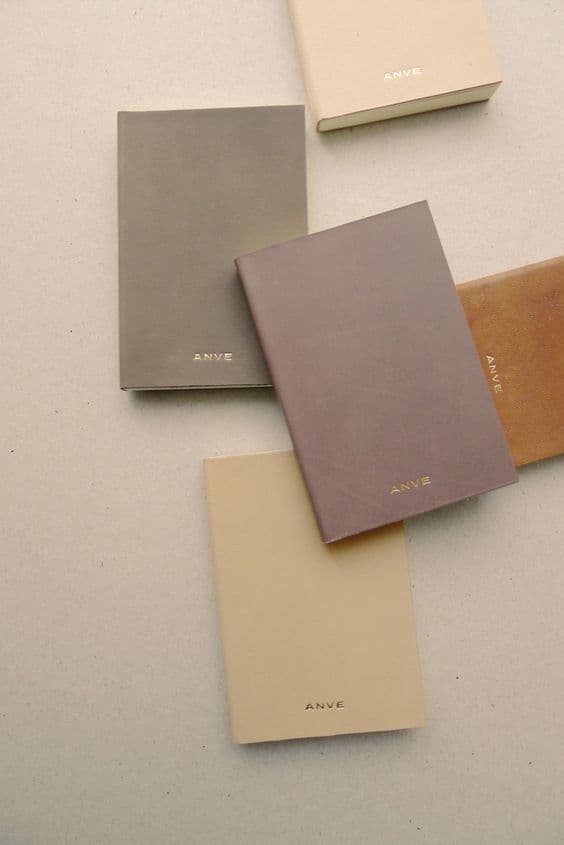Colección minimalista en tonos tierra gris, malva y crema